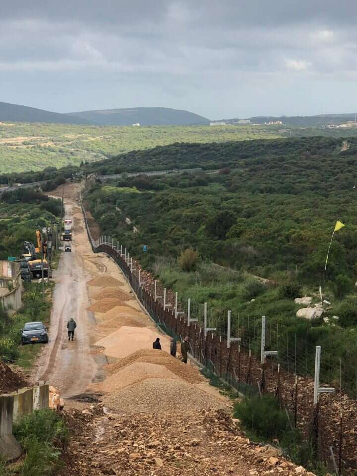 מול דגל חיזבאללה. העבודות ההנדסיות לאבטחת המושב שתולה בגבול לבנון