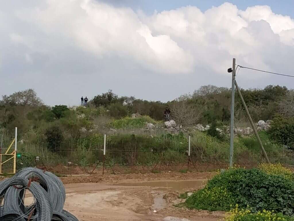 אנשי חיזבאללה מתעדים את העבודות. | אליהו גליל