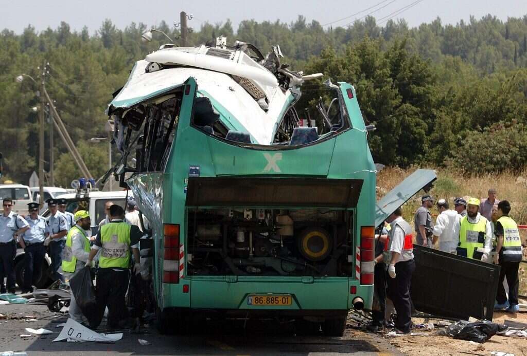 מנסים לתת מעטפת משפטית לכוחות הביטחון, אבל צריך גם לעמוד במבחן הראיות. זירת הפיגוע בקו 361, אוגוסט 2002. | AFP