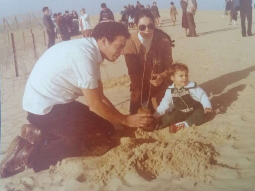 תמיכת דעת הקהל בשילוב קוצים בישבן. אורי אריאל עם בתו יעל. | באדיבות המשפחה