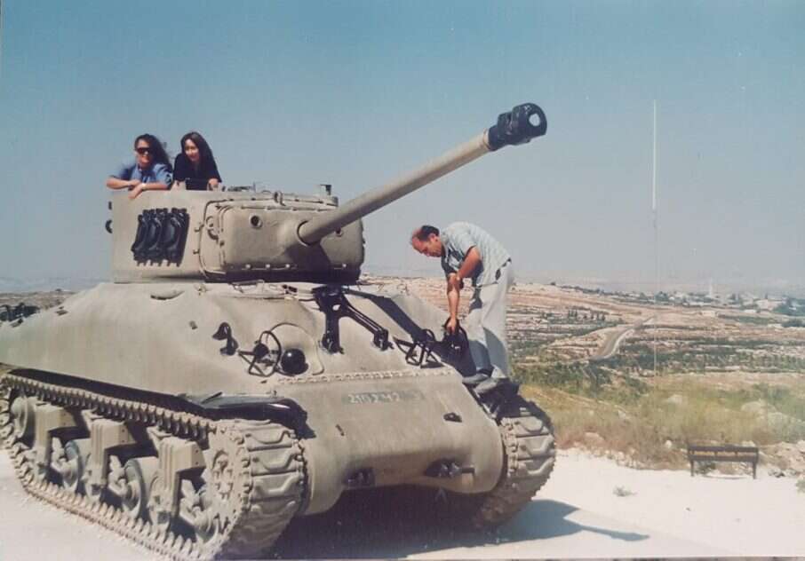 פנחס ולרשטיין ונורית בתו (משמאל). | באדיבות המשפחה