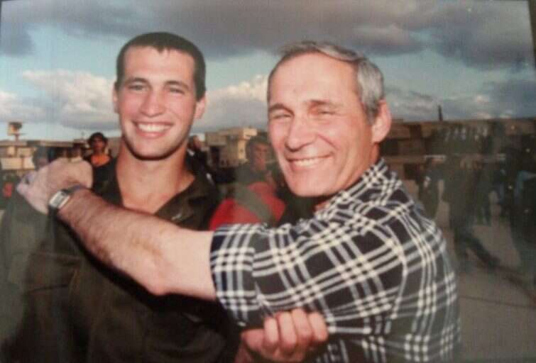 "עברנו שלושה שלבים: העול, ה'תקפצו לי' וההשלמה עם הזהות". חנן פורת ובנו אמיתי. | באדיבות המשפחה