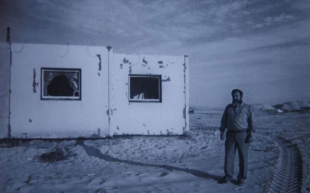 רוזנבלט ליד הבית הראשון בנווה־דקלים. | אוסף פרטי