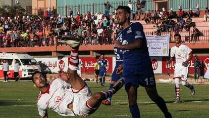 משחק כדורגל בעזה בין שבאב־חאן־יונס להילאל אל־קודס, 2018. | AFP