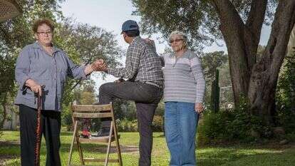 "האנשים כאן טובים מאוד". מימין לשמאל: הניה צורי, ג'מיל ופאני טפרמן. | יוסי אלוני