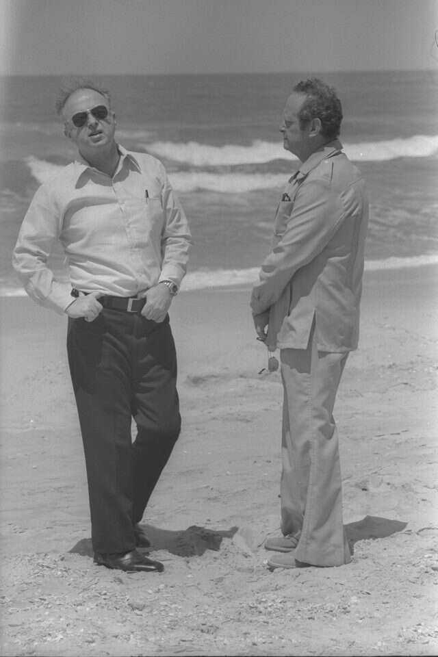 יגאל אלון ויצחק רבין בחוף עזה. | סהר יעקב, לע"מ