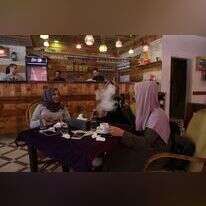 סטודנטיות ערביות בבית קפה בעזה. | רויטרס