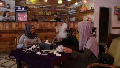 סטודנטיות ערביות בבית קפה בעזה. | רויטרס