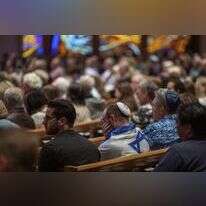 עצרת תפילה למען הנפגעים בירי בבית חב"ד בפונוויי. | AFP עצרת תפילה למען הנפגעים בירי בבית חב"ד בפונוויי. | AFP