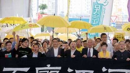 מנהיגי מחאת המטריות מחוץ לבית המשפט. | EPA