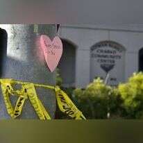 פתק שהונח ליד בית הכנסת של בית חב"ד בעיירה פאווי, בו בוצע פיגוע ירי. | EPA