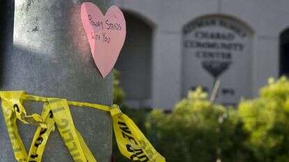 פתק שהונח ליד בית הכנסת של בית חב"ד בעיירה פאווי, בו בוצע פיגוע ירי. | EPA פתק שהונח ליד בית הכנסת של בית חב"ד בעיירה פאווי, בו בוצע פיגוע ירי. | EPA