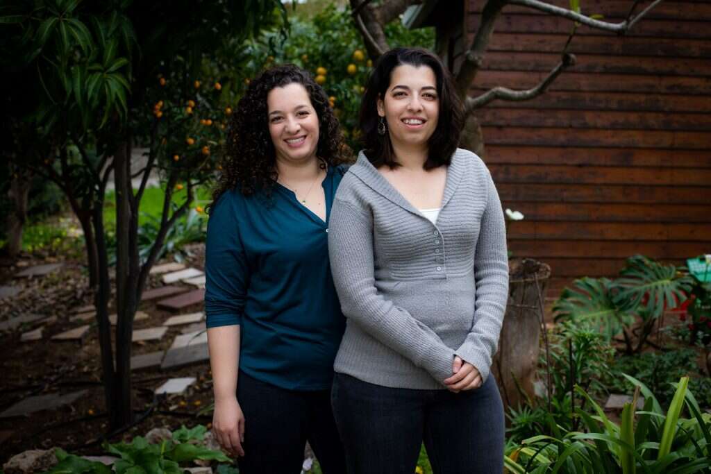 אדווה אדר (בן-שושן מימין) והילה אדר. | אריק סולטן