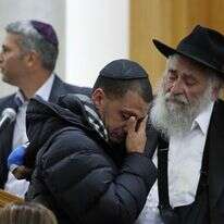 הרב ישראל גולדשטיין מנחם את אלמוג פרץ בלווייתה של לורי קיי ז"ל, שנרצחה בפיגוע בפונוויי. | AP