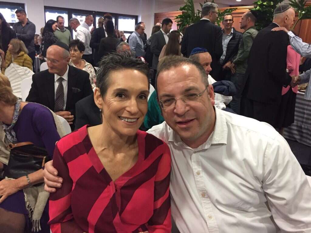 דניאל שוואב ואחותו שסייעה לו בתרגום המכתבים. | אלבום פרטי