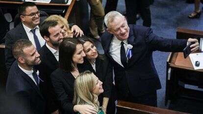 חברי מפלגת כחול לבן בסלפי לכבוד היום הראשון בכנסת. | נעם רבקין פנטון - פלאש 90 חברי מפלגת כחול לבן בסלפי לכבוד היום הראשון בכנסת. | נעם רבקין פנטון - פלאש 90