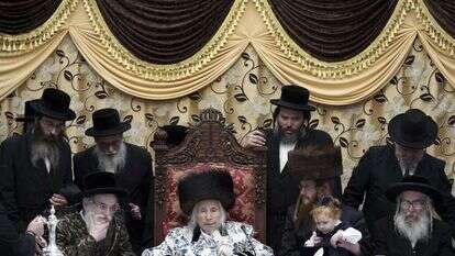 רבי מנחם מנדל טאוב, האדמו"ר מקאליב, בבית הכנסת של חסידות קאליב בירושלים. אדר ב', תשע"ט. | EPA רבי מנחם מנדל טאוב, האדמו"ר מקאליב, בבית הכנסת של חסידות קאליב בירושלים. אדר ב', תשע"ט. | EPA