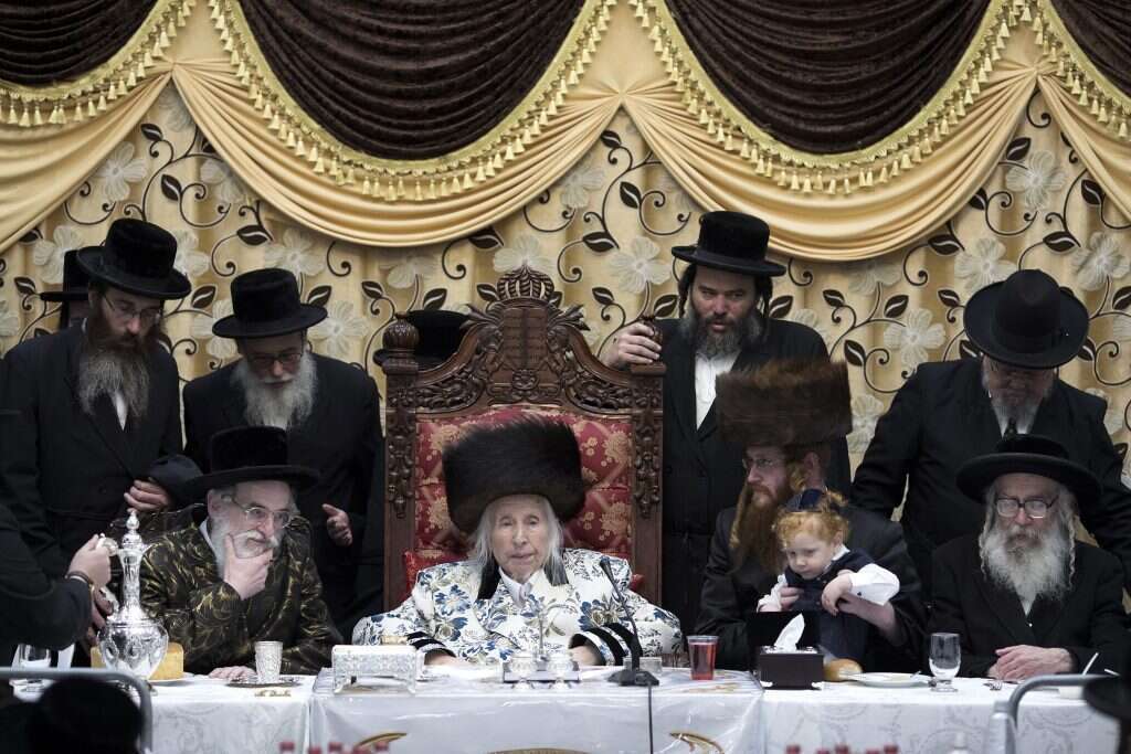 רבי מנחם מנדל טאוב, האדמו"ר מקאליב, בבית הכנסת של חסידות קאליב בירושלים. אדר ב', תשע"ט. | EPA