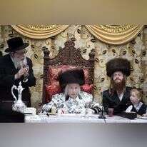 רבי מנחם מנדל טאוב, האדמו"ר מקאליב, בבית הכנסת של חסידות קאליב בירושלים. אדר ב', תשע"ט. | EPA