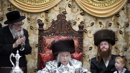 רבי מנחם מנדל טאוב, האדמו"ר מקאליב, בבית הכנסת של חסידות קאליב בירושלים. אדר ב', תשע"ט. | EPA