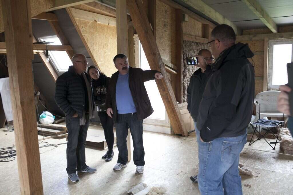 עליית הגג של משפחת ולצר, שבה הוסתרו גוזיק ואחיו. בתמונה - שלמה גוזיק, בנו של האח יהושע ובנו יוסי עם אנג'ה, בתו של המציל, וילדיה, 2009. | באדיבות משפחת גוזיק, רמת גן עליית הגג של משפחת ולצר, שבה הוסתרו גוזיק ואחיו. בתמונה - שלמה גוזיק, בנו של האח יהושע ובנו יוסי עם אנג'ה, בתו של המציל, וילדיה, 2009. | באדיבות משפחת גוזיק, רמת גן