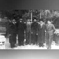 הרב יוסף גוזיק (רביעי מימין) וחברים מדוקלה, שנות ה-30. | באדיבות משפחת בודה-קריל