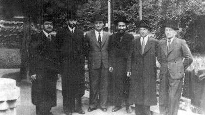 הרב יוסף גוזיק (רביעי מימין) וחברים מדוקלה, שנות ה-30. | באדיבות משפחת בודה-קריל הרב יוסף גוזיק (רביעי מימין) וחברים מדוקלה, שנות ה-30. | באדיבות משפחת בודה-קריל