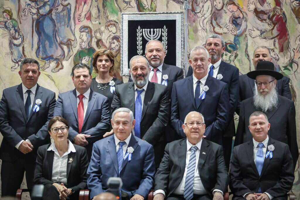 ראשי המפלגות עם נשיא המדינה ביום השבעת הכנסת ה-22. | נעם ריבקין פנטון - פלאש 90 ראשי המפלגות עם נשיא המדינה ביום השבעת הכנסת ה-22. | נעם ריבקין פנטון - פלאש 90