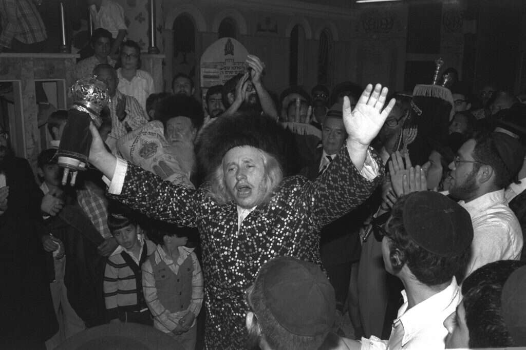 האדמו"ר מקאליב בחגיגות שמחת תורה, 1978. | משה מילנר, לע"מ האדמו"ר מקאליב בחגיגות שמחת תורה, 1978. | משה מילנר, לע"מ