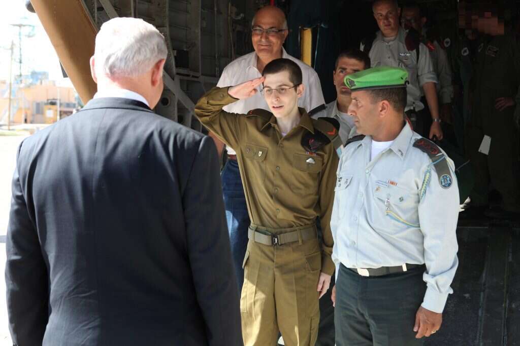 .גלעד שליט בחזרתו מן השבי. | דו"צ