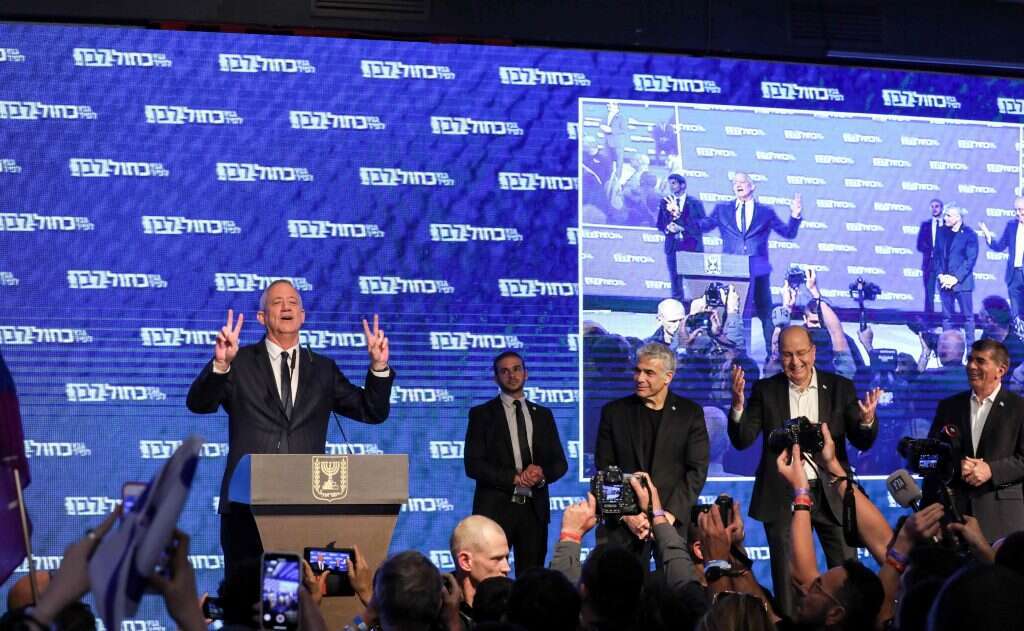 "אנחנו צריכים לחסוך עלבונות זה מזה". בני גנץ ב"נאום הניצחון" בליל תוצאות הבחירות, לצד ראשי כחול לבן. | AFP