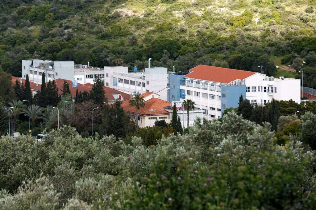 שלט במפעל  בצפון השומרון. | בתאל קולמן