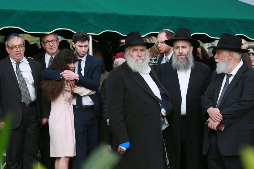 בני המשפחה בהלווייתה של לורי גילברט קיי, השבוע. במרכז: הרב ישראל גולדשטיין שנפצע בפיגוע. | AFP בני המשפחה בהלווייתה של לורי גילברט קיי, השבוע. במרכז: הרב ישראל גולדשטיין שנפצע בפיגוע. | AFP