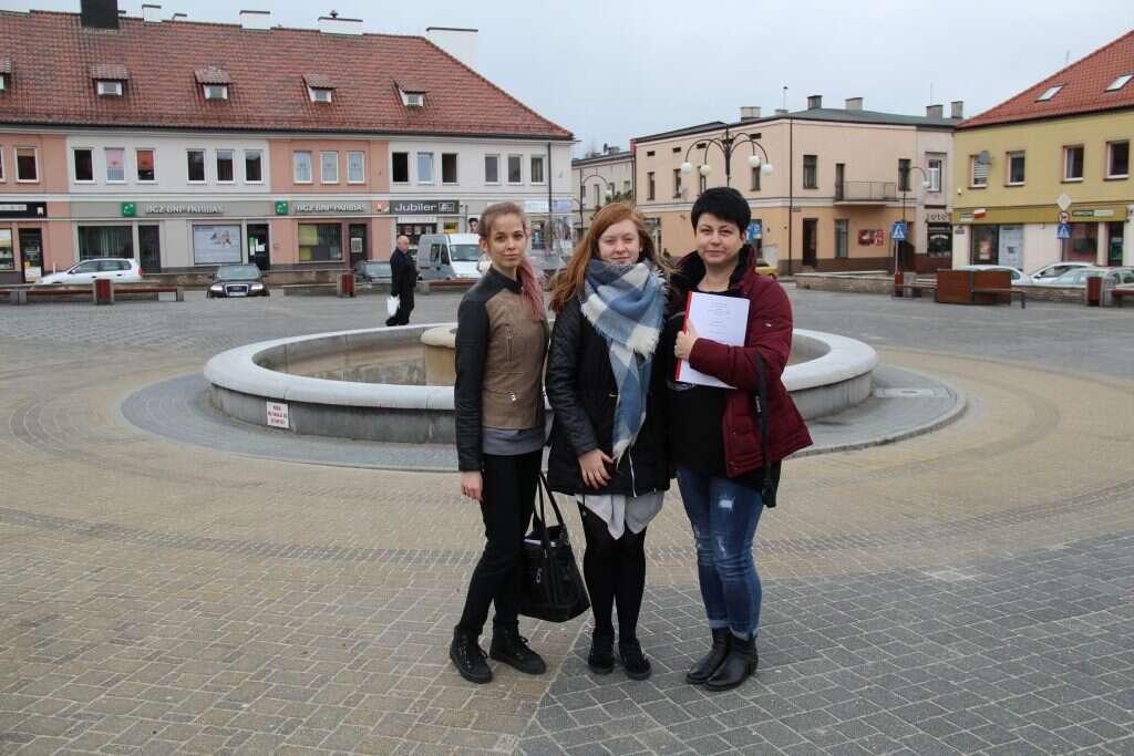 התלמידים התלהבו מסופגניות. מיסקובסקה עם שתי התלמידות סנדרה וויקטוריה. | רחלי מלק בודה