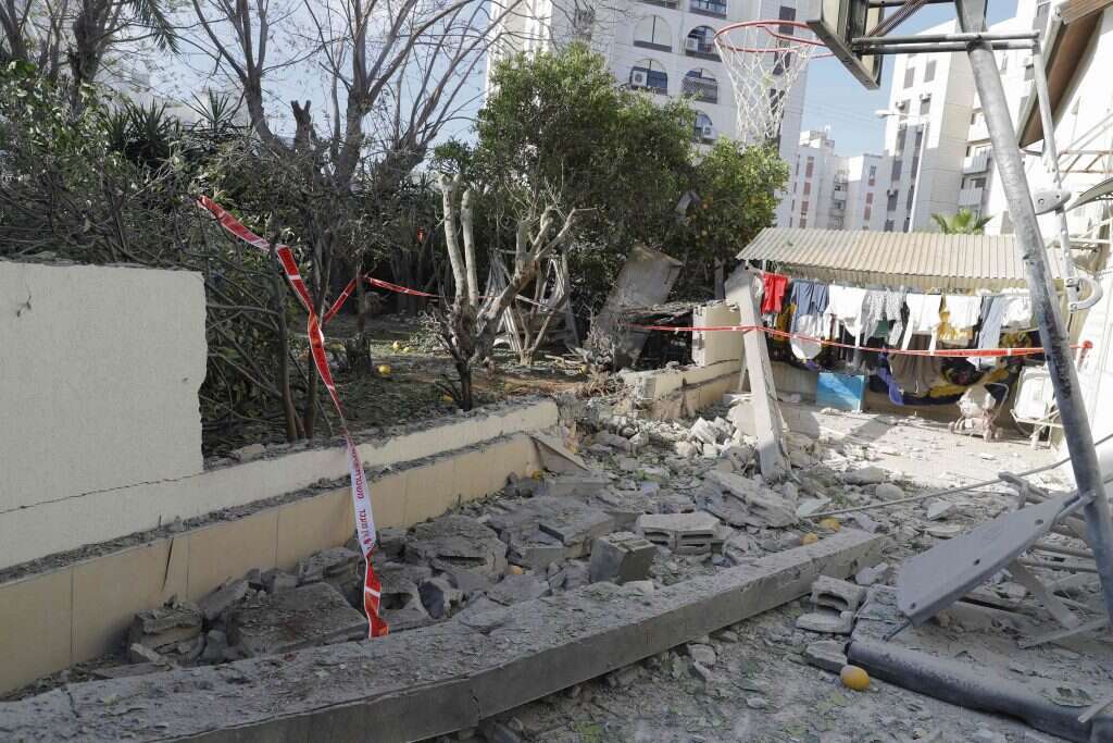 הרס באשקלון כתוצאה מפגיעת רקטה. | AFP הרס באשקלון כתוצאה מפגיעת רקטה. | AFP
