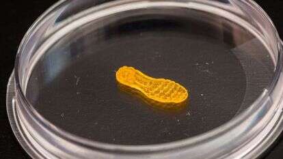 תהליך הייצור של הסוליה המתאחה. | מתיו לין, הוושינגטון פוסט