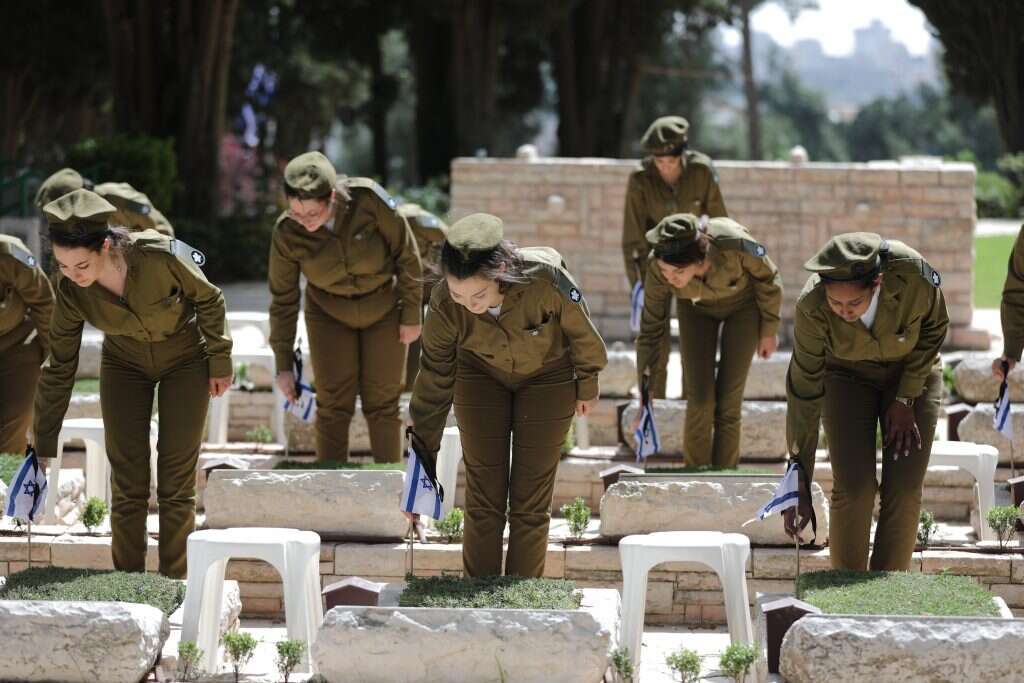 טקס הנחת נר הזיכרון על קברי חללי צה''ל, הר הרצל. | EPA