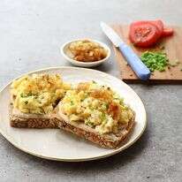 טוסט חביתה פלאפית עם בשמל קוסמין ובצל מקורמל. | אפרת ליכטנשטט