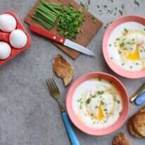 ביצים עלומות בסגנון טורקי על מצע יוגורט מתובל בשום. | אפרת ליכטנשטט