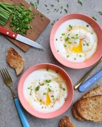 ביצים עלומות בסגנון טורקי על מצע יוגורט מתובל בשום. | אפרת ליכטנשטט ביצים עלומות בסגנון טורקי על מצע יוגורט מתובל בשום. | אפרת ליכטנשטט