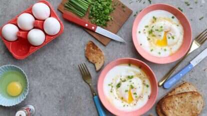 ביצים עלומות בסגנון טורקי על מצע יוגורט מתובל בשום. | אפרת ליכטנשטט