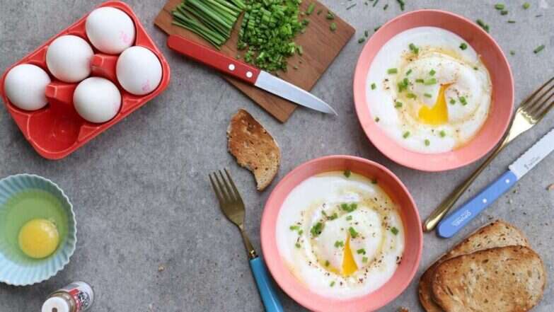 ביצים עלומות בסגנון טורקי על מצע יוגורט מתובל בשום. | אפרת ליכטנשטט ביצים עלומות בסגנון טורקי על מצע יוגורט מתובל בשום. | אפרת ליכטנשטט
