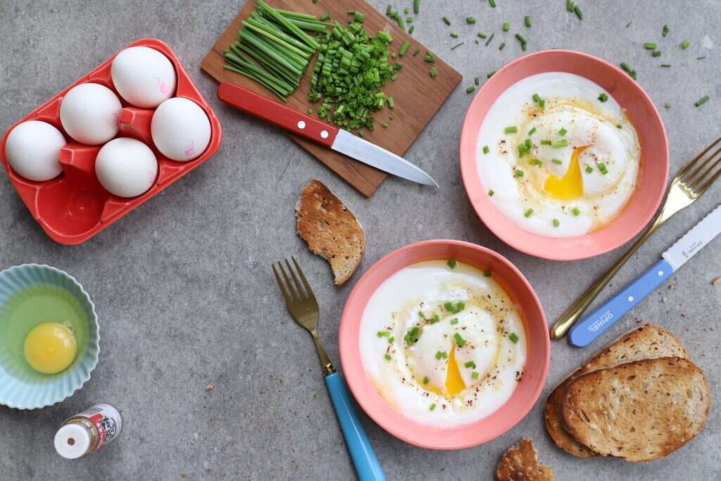 ביצים עלומות בסגנון טורקי על מצע יוגורט מתובל בשום. | אפרת ליכטנשטט