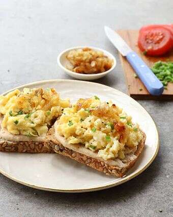 טוסט חביתה פלאפית עם בשמל קוסמין ובצל מקורמל. | אפרת ליכטנשטט