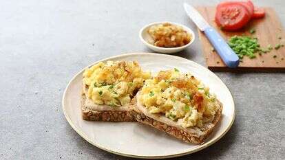 טוסט חביתה פלאפית עם בשמל קוסמין ובצל מקורמל. | אפרת ליכטנשטט