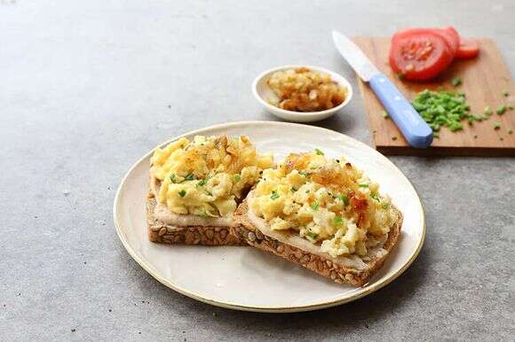 טוסט חביתה פלאפית עם בשמל ובצל מקורמל. | אפרת ליכטנשטט