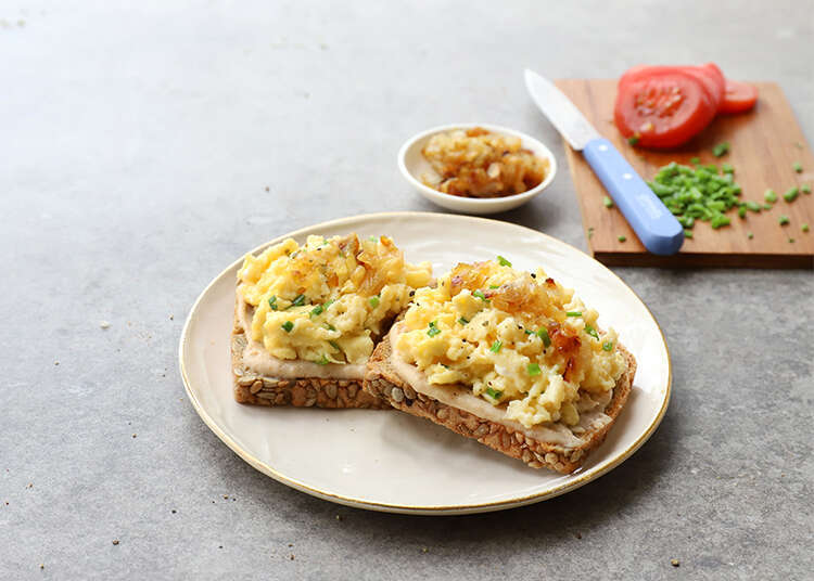 טוסט חביתה פלאפית עם בשמל קוסמין ובצל מקורמל. | אפרת ליכטנשטט