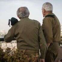 "לשאול את השאלה הנכונה זה חשוב הרבה יותר מסטירה יותר או סטירה פחות". סא"ל ע' וסא"ל י', קצינים ותיקים של יחידת המודיעין 504. | הדס פרוש, פלאש 90 "לשאול את השאלה הנכונה זה חשוב הרבה יותר מסטירה יותר או סטירה פחות". סא"ל ע' וסא"ל י', קצינים ותיקים של יחידת המודיעין 504. | הדס פרוש, פלאש 90