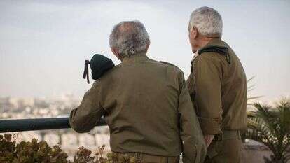 "לשאול את השאלה הנכונה זה חשוב הרבה יותר מסטירה יותר או סטירה פחות". סא"ל ע' וסא"ל י', קצינים ותיקים של יחידת המודיעין 504. | הדס פרוש, פלאש 90 "לשאול את השאלה הנכונה זה חשוב הרבה יותר מסטירה יותר או סטירה פחות". סא"ל ע' וסא"ל י', קצינים ותיקים של יחידת המודיעין 504. | הדס פרוש, פלאש 90