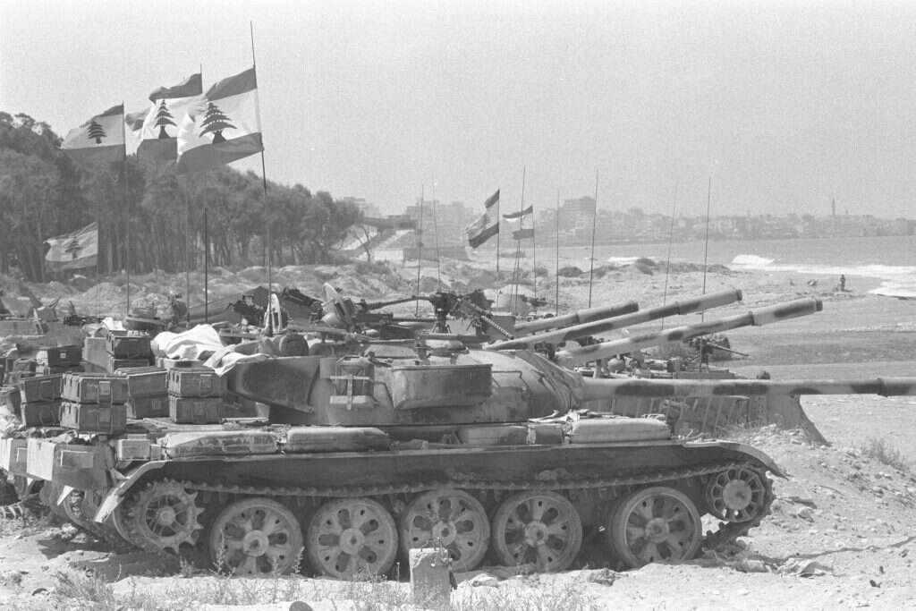 פריקה של טנקים של הכוחות העיקריים של האדה, הנמצאת ליד חוף הים מחוץ לצידון. 1982. | סער יעקב, לע"מ פריקה של טנקים של הכוחות העיקריים של האדה, הנמצאת ליד חוף הים מחוץ לצידון. 1982. | סער יעקב, לע"מ